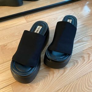 Steve Madden 90s Platform Sandel in Black